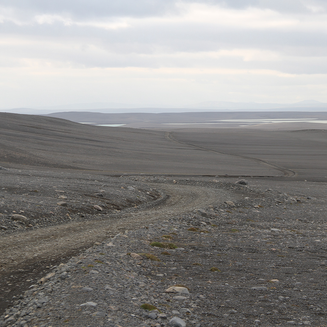 V některé dny jsme měli cestu před sebou jako na dlani. Osmý den se vítr mírně zvolnil a nám začalo ubývat jídla. Těšili jsme se na setání s ¥em, o kterém jsme si mysleli, že přinese čerstvé potraviny. bez něj jsme totiž byli odkázání na suchary, sýr, mandle a čokoládu (která ale došla).