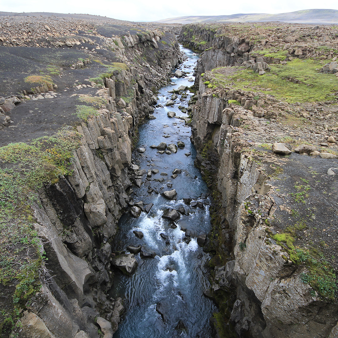 Na Cestě mrtvých koní je i několik moderních mostů. Za tento přes soutěsku řeky Kldakvísl jsme byli docela vděční. Nechtělo by se nám s batohy šplhat dolů a zpátky nahoru.