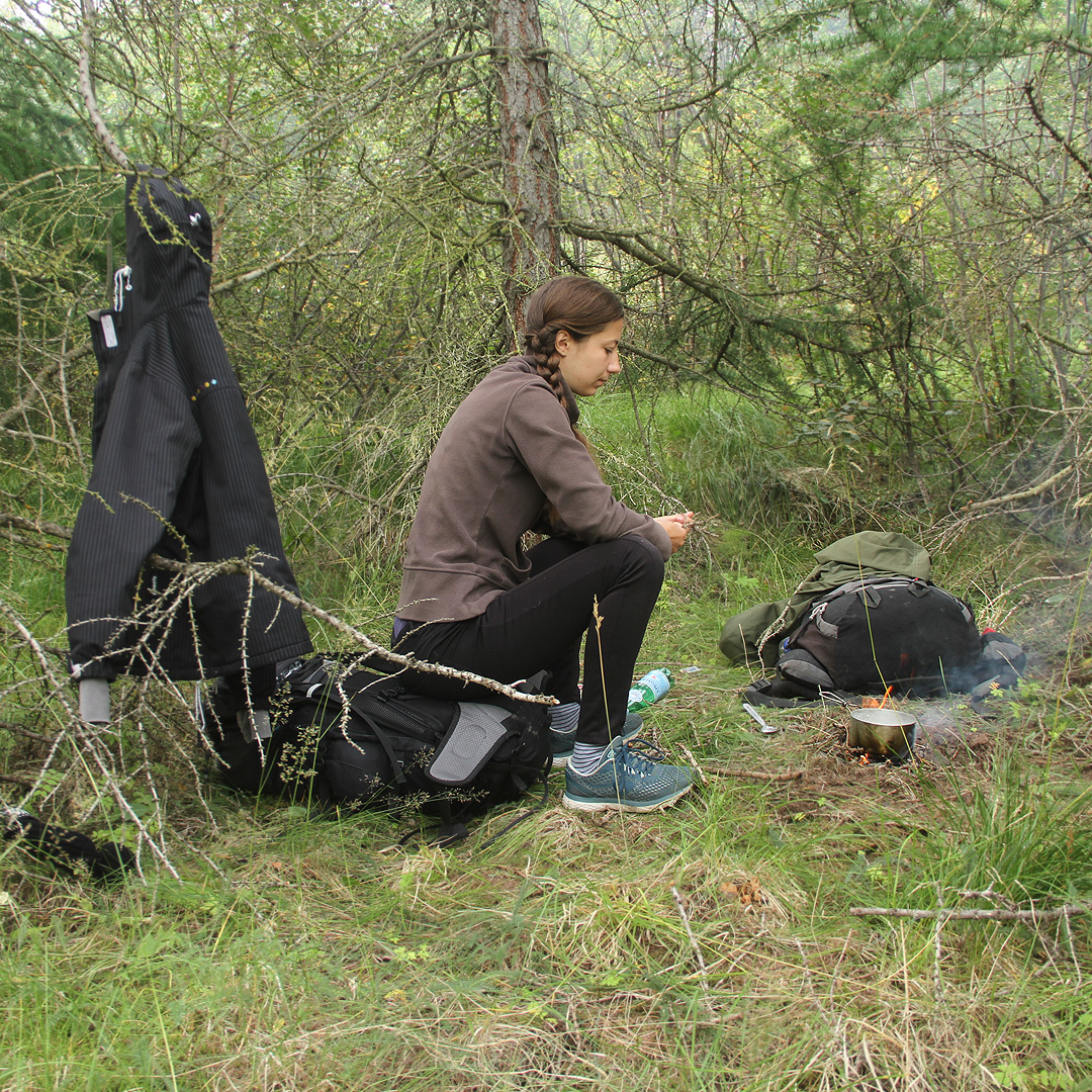 Ti z mých přátel, kdož navštívili Island v minulosti, tvrdili, že na ostrově nejsou žádné stromy. Asi totiž nevystoupili z auta. V lese ve fjordu nad Akureyri jsme přečkali svoji druhou noc a poprvé a naposledy jsme si dokonce uvařili na ohni z modřínového dřeva.