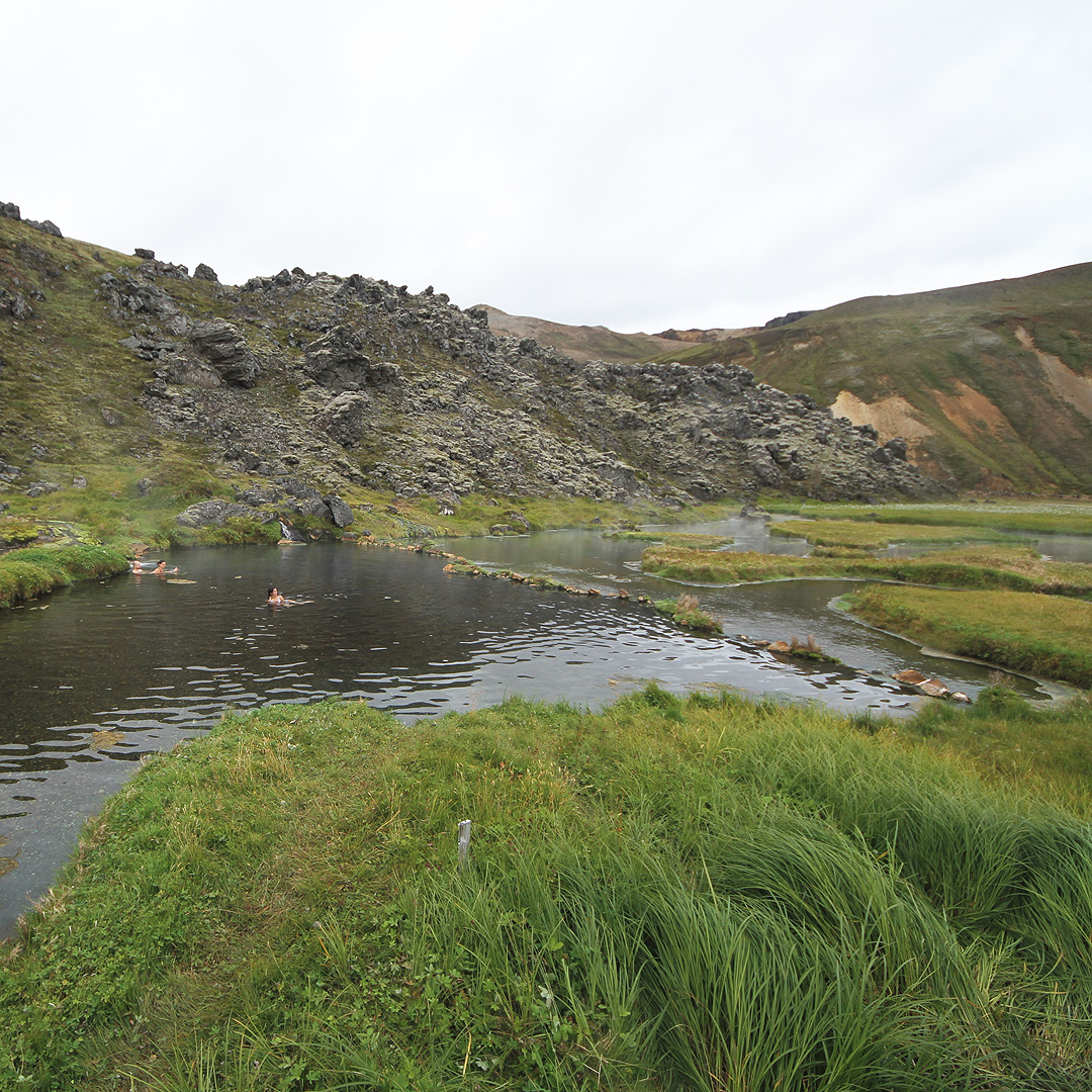 V Landmannalaugaru se mísí studená a teplá voda a každý si tak může najít svou ideální koupací polohu.