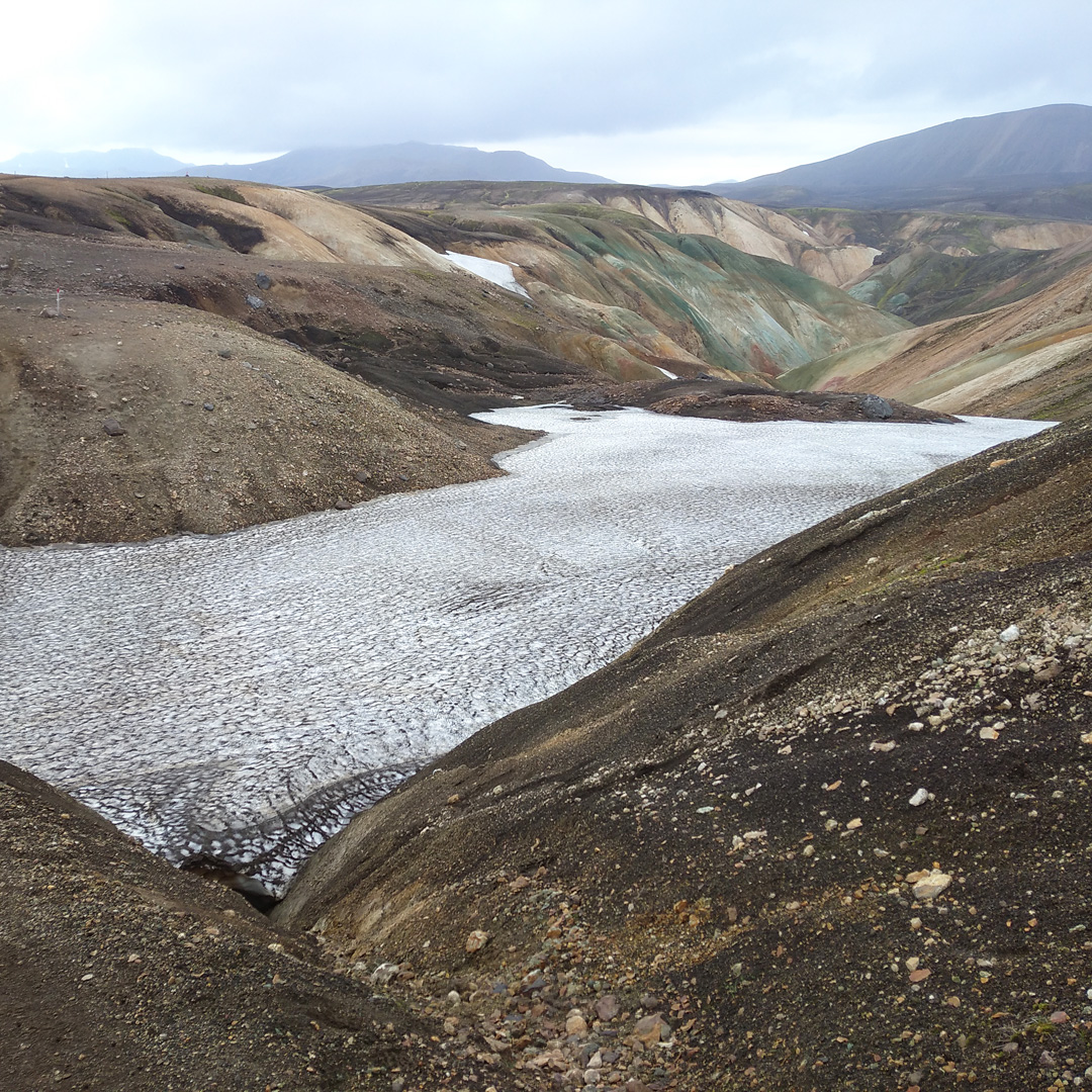 Při stoupání k chatě Hrafntinnusker Hut jsme šli i po sněhových polích, která jsou vlastně ledovci. Aspoň tak usuzujeme z toho, že je už září a sněhu je tu pořád několik metrů mocbná vrstva.