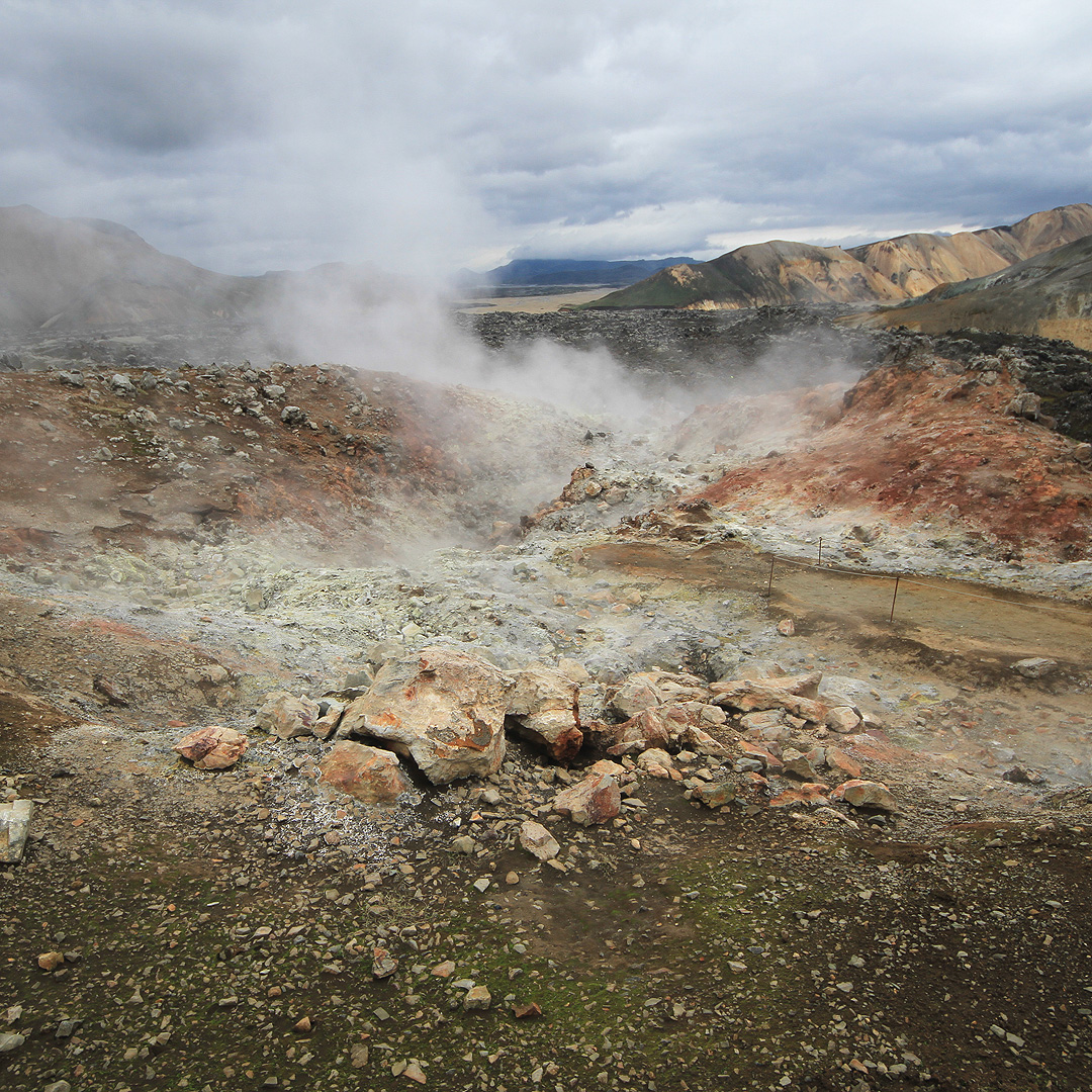 Pod ledovcem Kaldaklofsjökull se na mnioha místech otevírá země a z puklin vyvěrá pára, syčí vařící voda nebo tryskají sirné spršky.