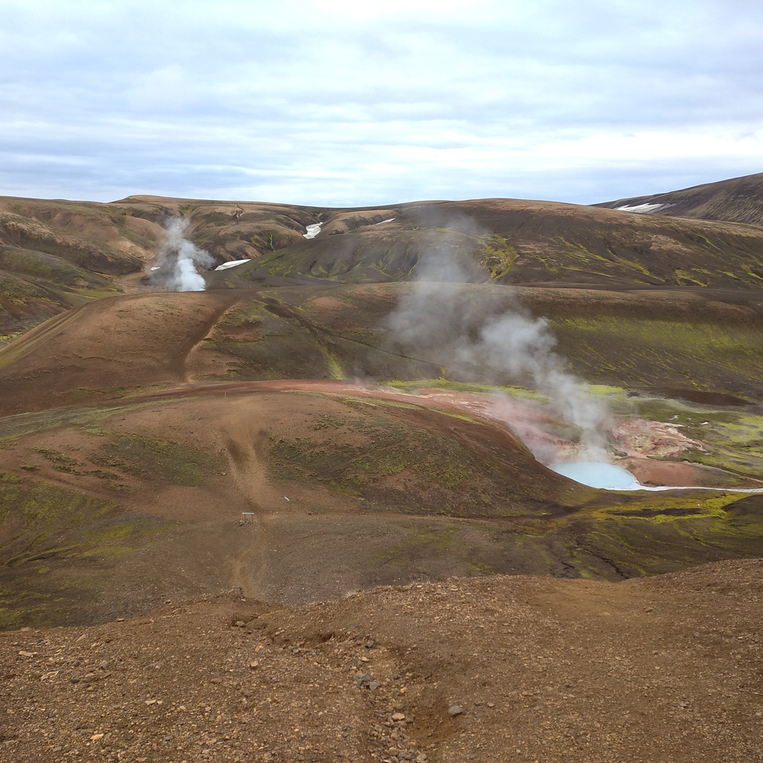 Je tu i několik horkých jezírek, nicméně barva ani teplota nás nepřesvědčily, že se v nich cheme koupat. O pH ani nemluvě.