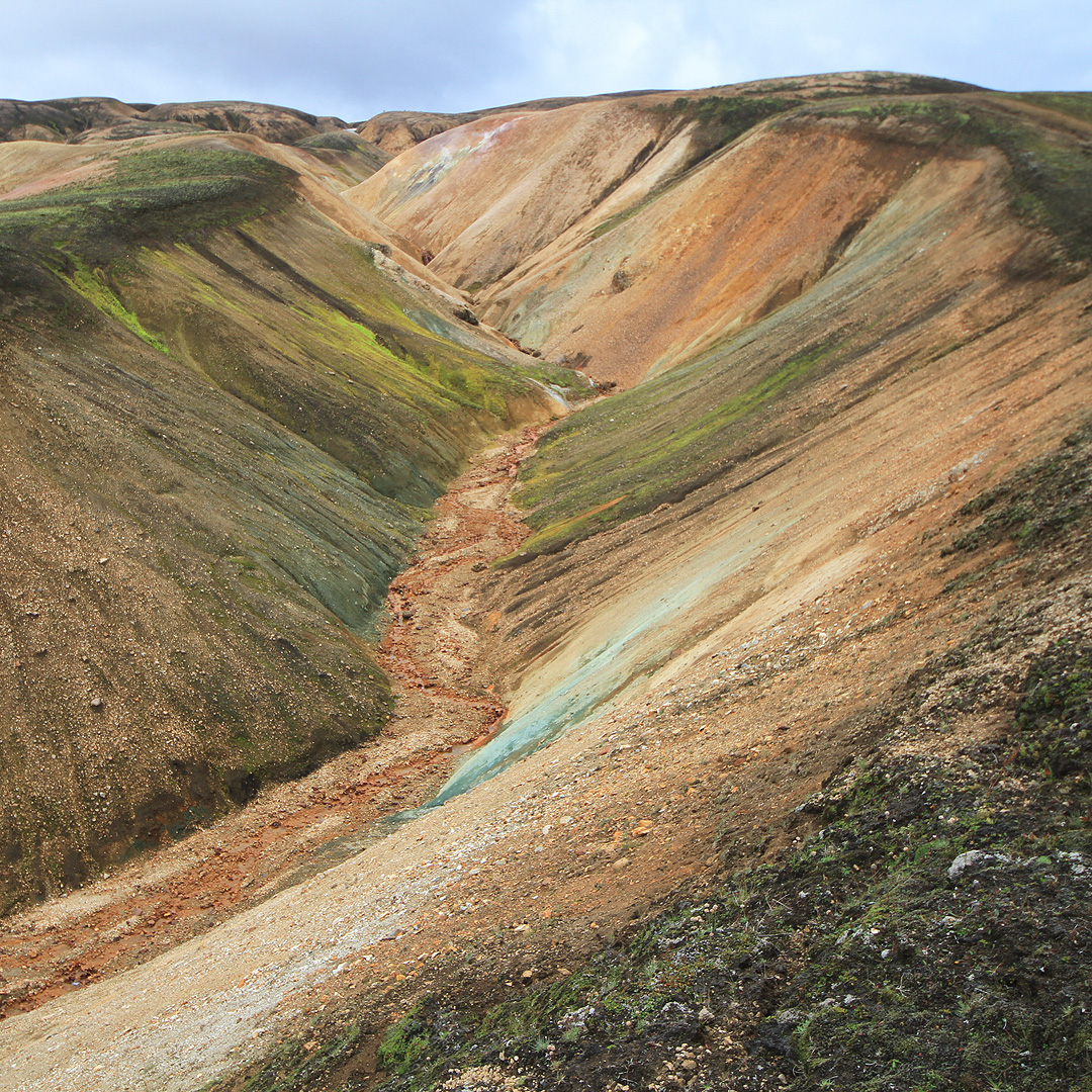 Téhle části cesty se říká Duhové hory. Po týdnu, kdy jsme viděli převážně jen  šeď, je to vlastně docela příjemná změna.