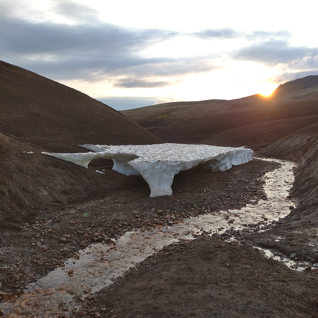 V Duhových horách s poměrně nezanedbatelným převýšením jsme zjistili, že náš postup je pomalejší než na pláních. Soumrak nás zastihl uprostřed horské pouště a tak jsme další noc strávili na štěrku a mezi kamením.