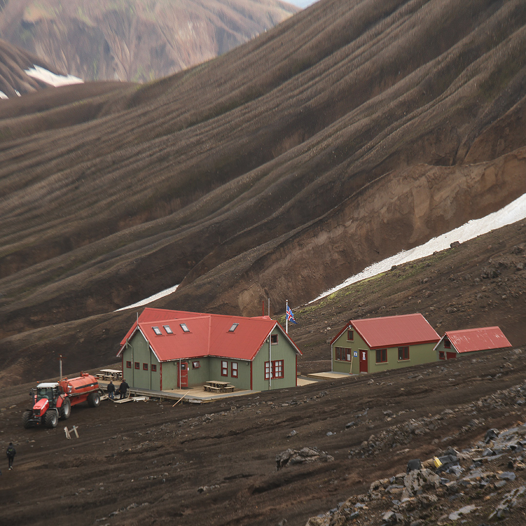 Úzkostlivá péče o životní prostředí je na Islandu místy až úsměvná. Pro splašky z jímky na chatě Hrafntinnusker Hut ve výšce 1020 m se jezdí z civilizace několik desítek kilometrů traktorem s fekální vlečkou.