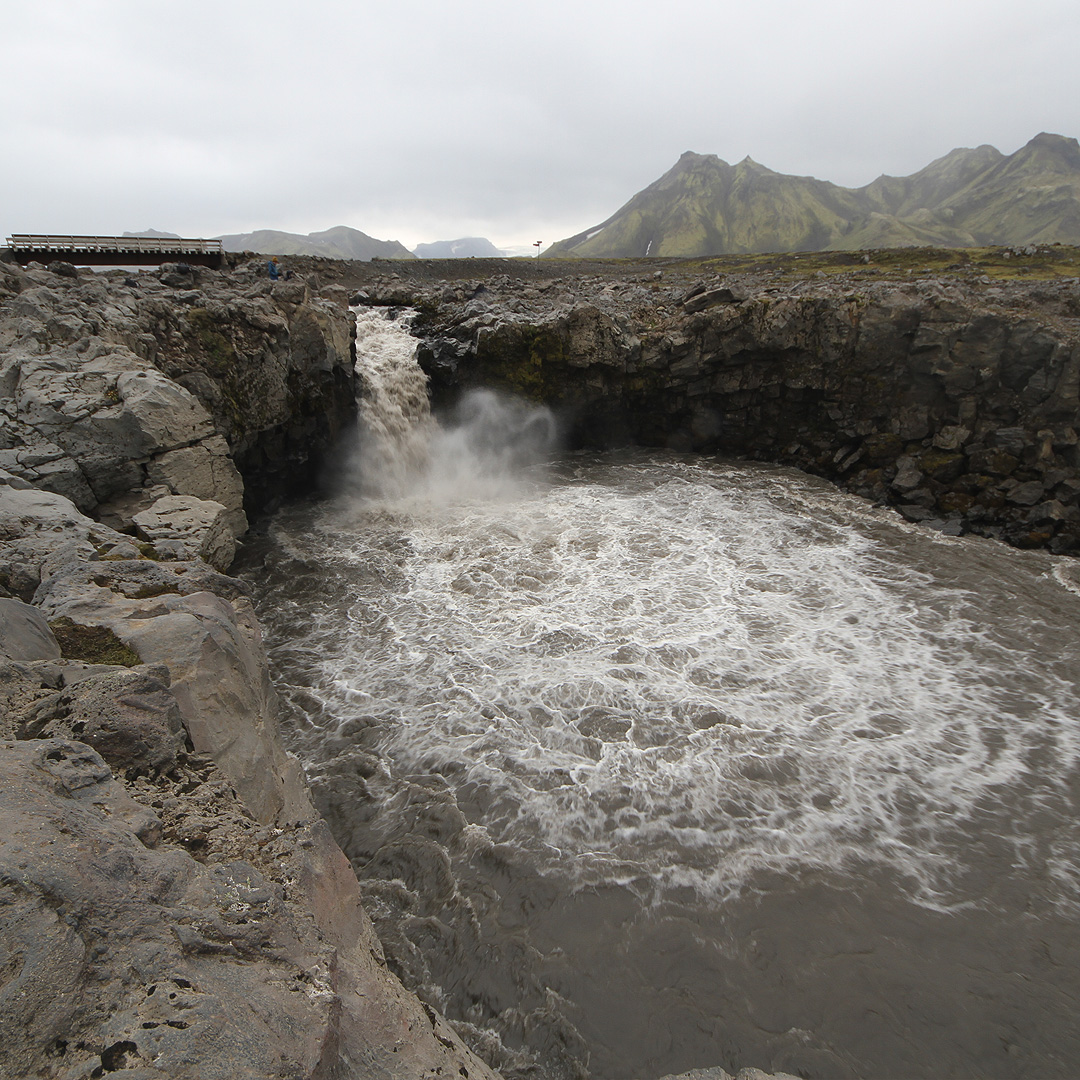 Bezejmenný vodopád na řece Innri Emstruá mě docela děsil svojí vodnatostí. Tady bych řeku bordit tedy rozhodně nechtěl. Naštěstí jsme se připojili k prašné cestě, na které místní postavili most.