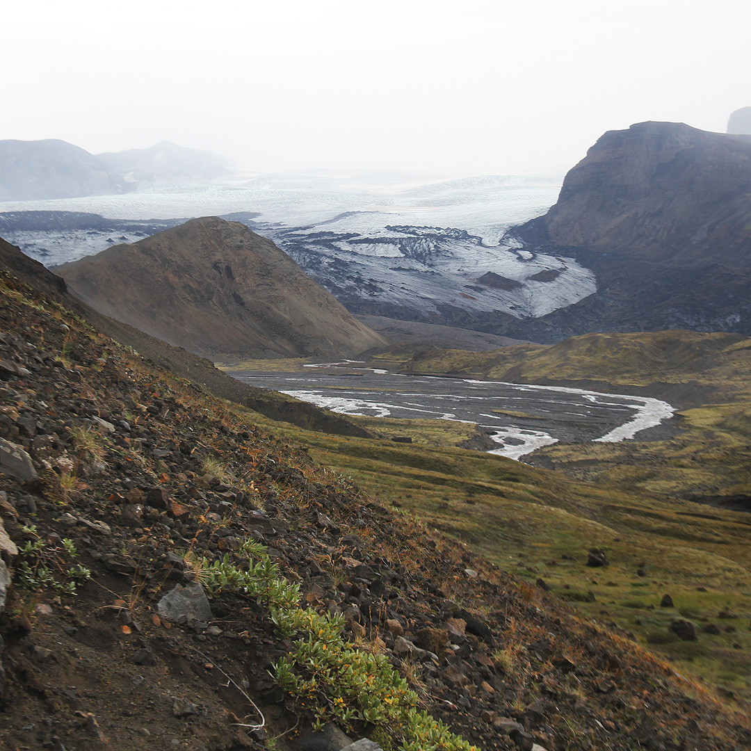 Na fotce to není moc dobře vidět, ale z nitra ledovce Mýrdalsjökull se line azurově modrá záře z paprsků, které se lomí v milionech tun ledu.
