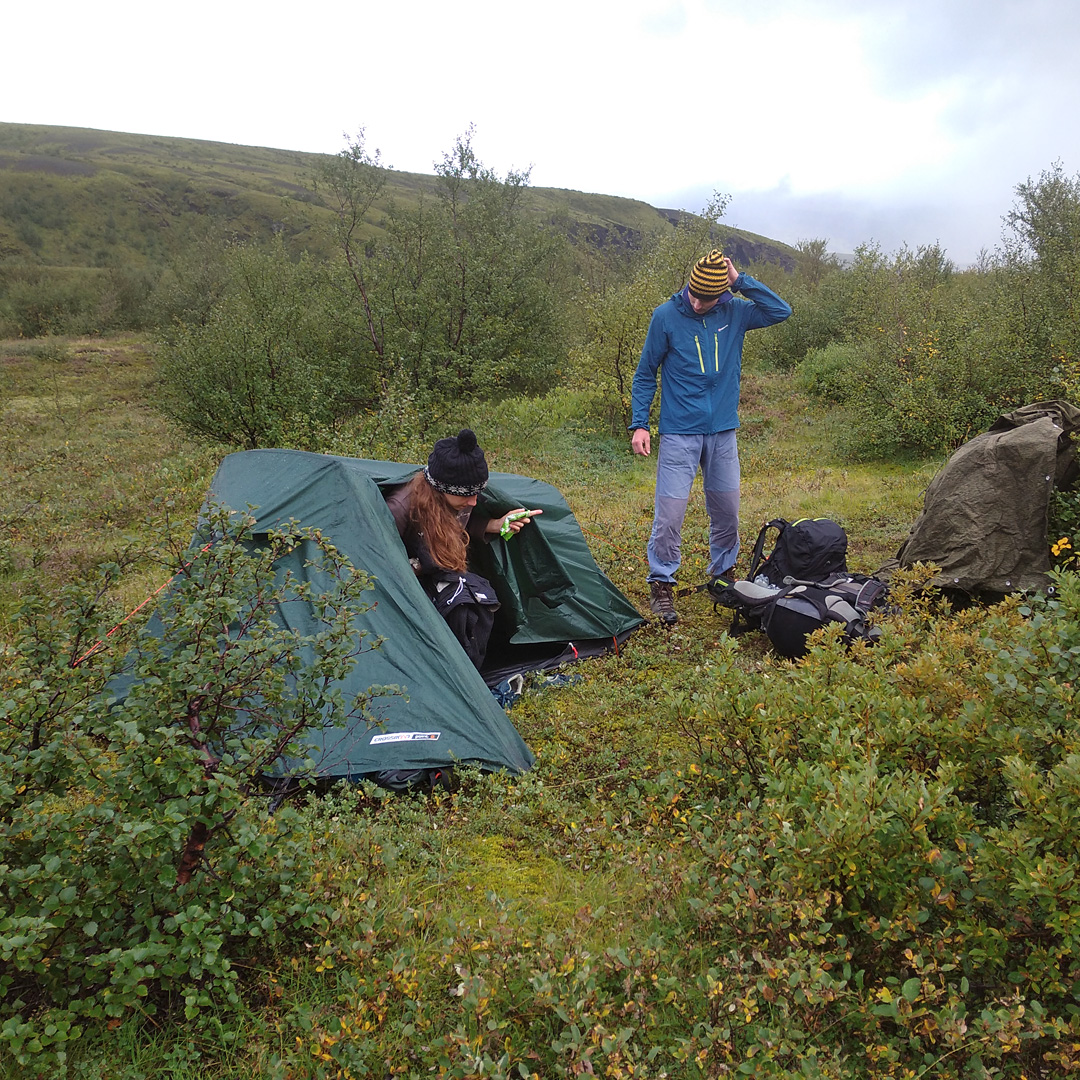Noc mezi dvanáctým a třináctým dnem nás zdrtila. Před celonočním lijákem jsme se museli schoulit všichni tři do malého stanu a ráno jsme i tak byli úplně mokří. K lepší náladě mně nepomohly ani první keříky vůkol.