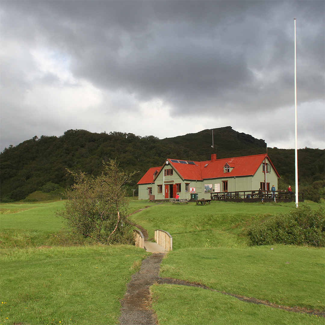 Třináctý den odpoledne jsme dospěli k cíli své cesty. Není to ještě úplné pobřeží, ale dál se pěšky stejně nedá, musíme přebordit obří deltu řeky Krossá, která se asi kilometr odsud vlévá do fjordu Markarfljót. Čekáme na úplně poslední autobus tohoto roku u chaty Skagfjörðsskáli a povídáme si se třemi německými kolegy, které jsme konečně po takřka dvou týdnech dohnali.