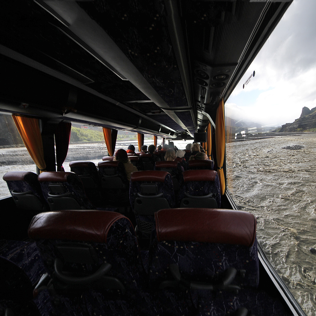 Přes ledovcovou řeku Krossá se nedá dostat jinak než autobusem nebo traktorem. Chvílemi to ale ve voze vypadá spíš jako na katamaránu.