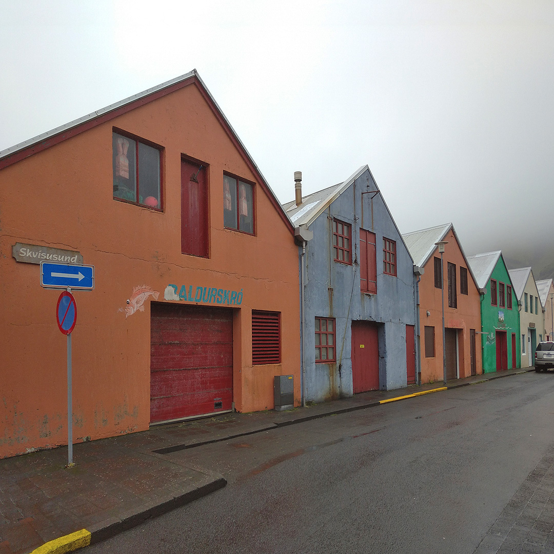 Předposlední den jsme strávili ve městě Vestmannaeyjar na ostrově Heimaey. Shodou okolností jde o vůbec nejstarší osídlené místo na Islandu. Mě sem ovšem přitáhla spíš zkušenost, že se tu nachází vzorkovač našeho projektu MONET. S daty odsud pracuji v práci už několik let, chtěl jsem se proto podívat, odkud přesně pocházejí.