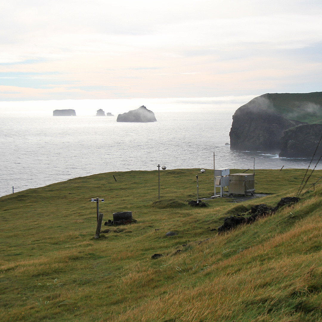 Po několika kilometrech na ostrově jsme dospěli až na mys Stórhöfði, kde se pod majákem krčí i naše stanice pro měření kvality ovzduší.