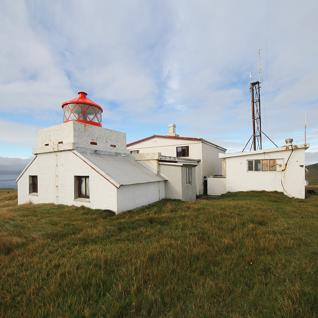 Maják na Stórhöfði je opravdová civilizační výspa uprostřed mrazivého moře. Vysutý mys ostrova Heimaey je nejjižnějším osídleným místem na Islandu.