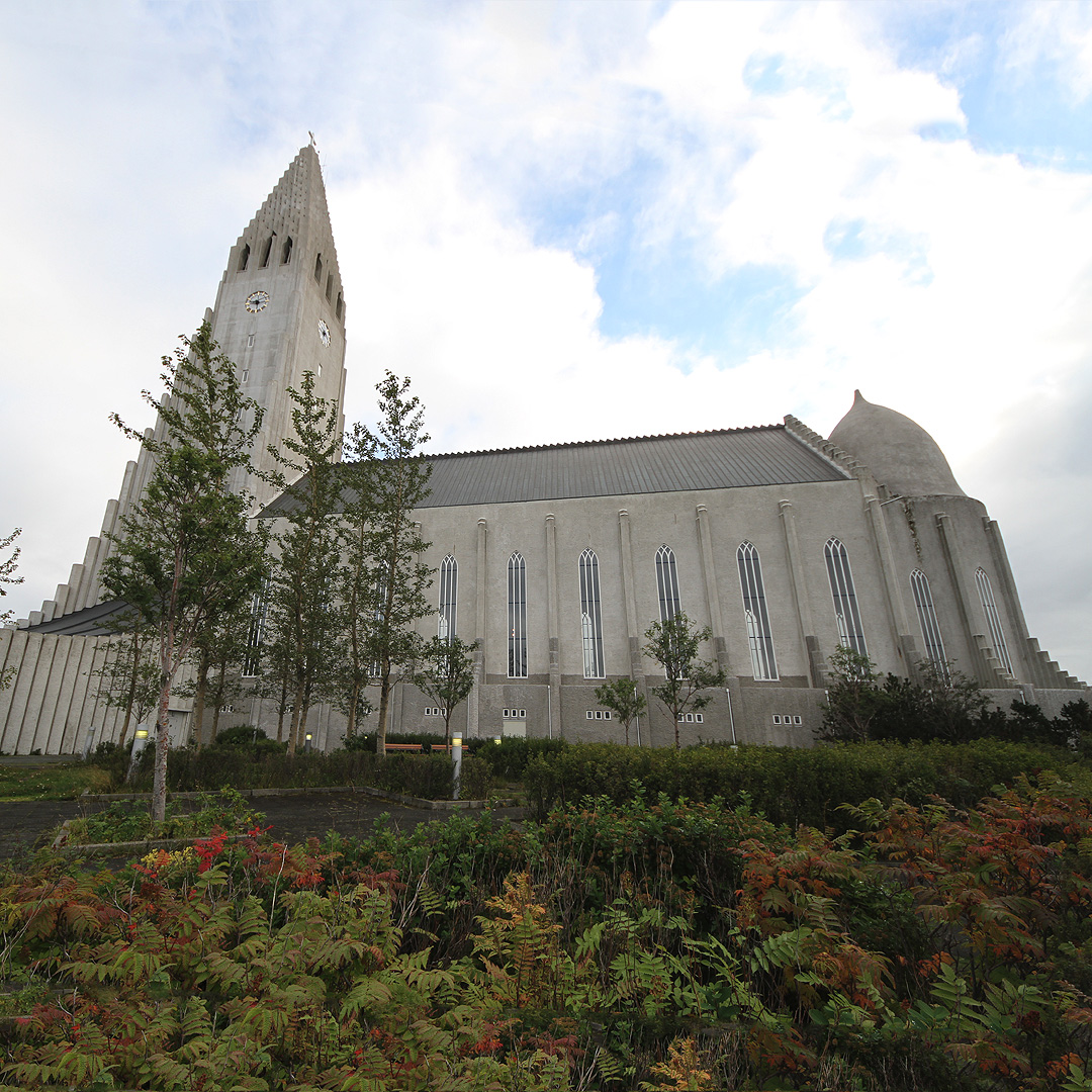 Betonový kostel Hallgrímskirkja patří k hlavním monumentům Islandu. Pro nás byl otevřenou branou do centra Reykjavíku, který jsme si nechali na poslední, čtrnáctý den naší pouti.