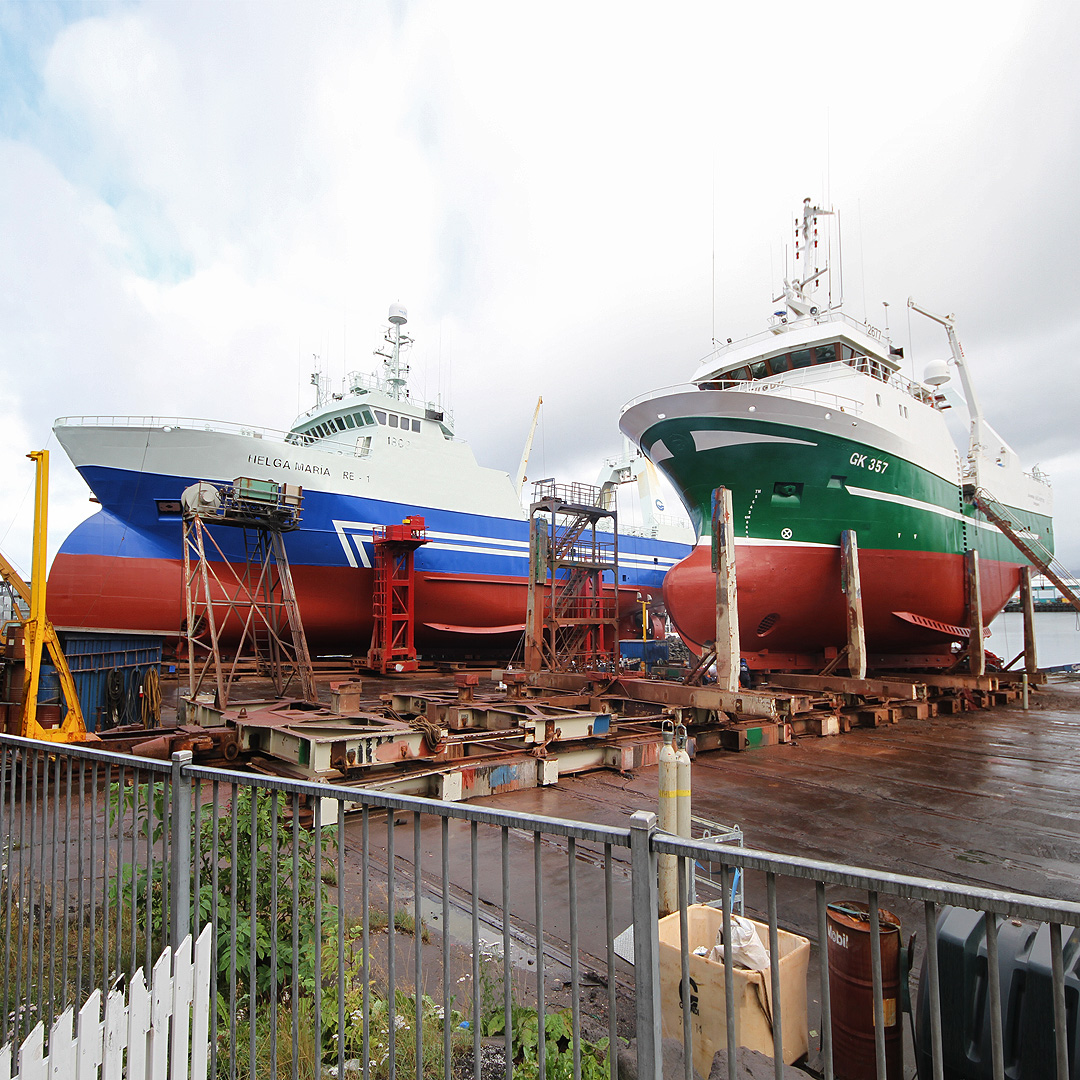 V loděnicích přístavu Vesturhöfn se provádějí rekonstrukční práce na rybářských lodích.