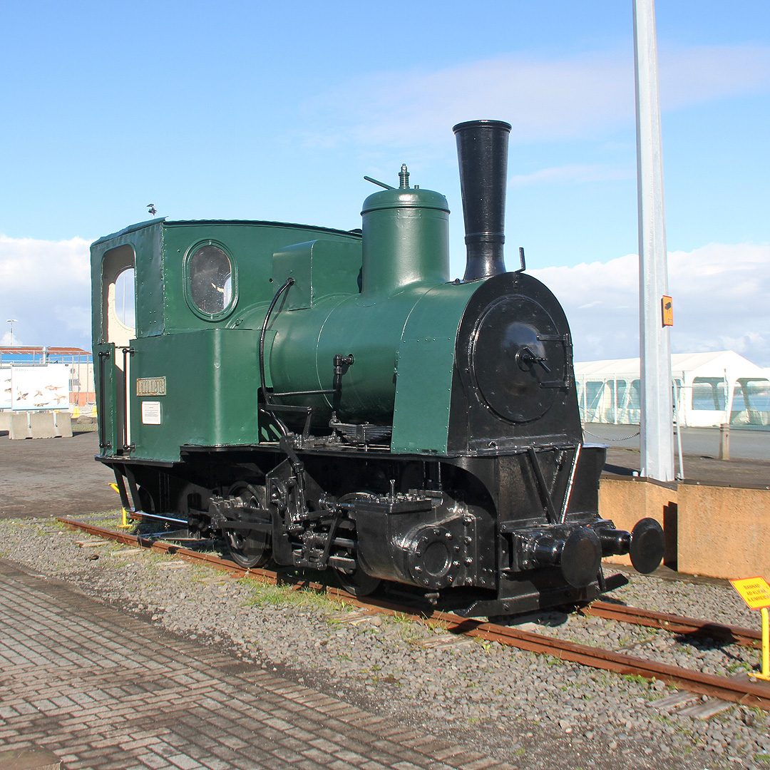 Mě však mnohem víc zaujala lokomotiva Minør <a href="/Tema/Přístavní drážka v Reykjavíku">bývalé úzkokolejky</a>, která byla jednou ze tří islandských železnic. Na počátku 20. století zajišťovaly výstavbu přístavu i přilehlých čtvrtí dovozem vlaků s kamenem z návrší nad městem.