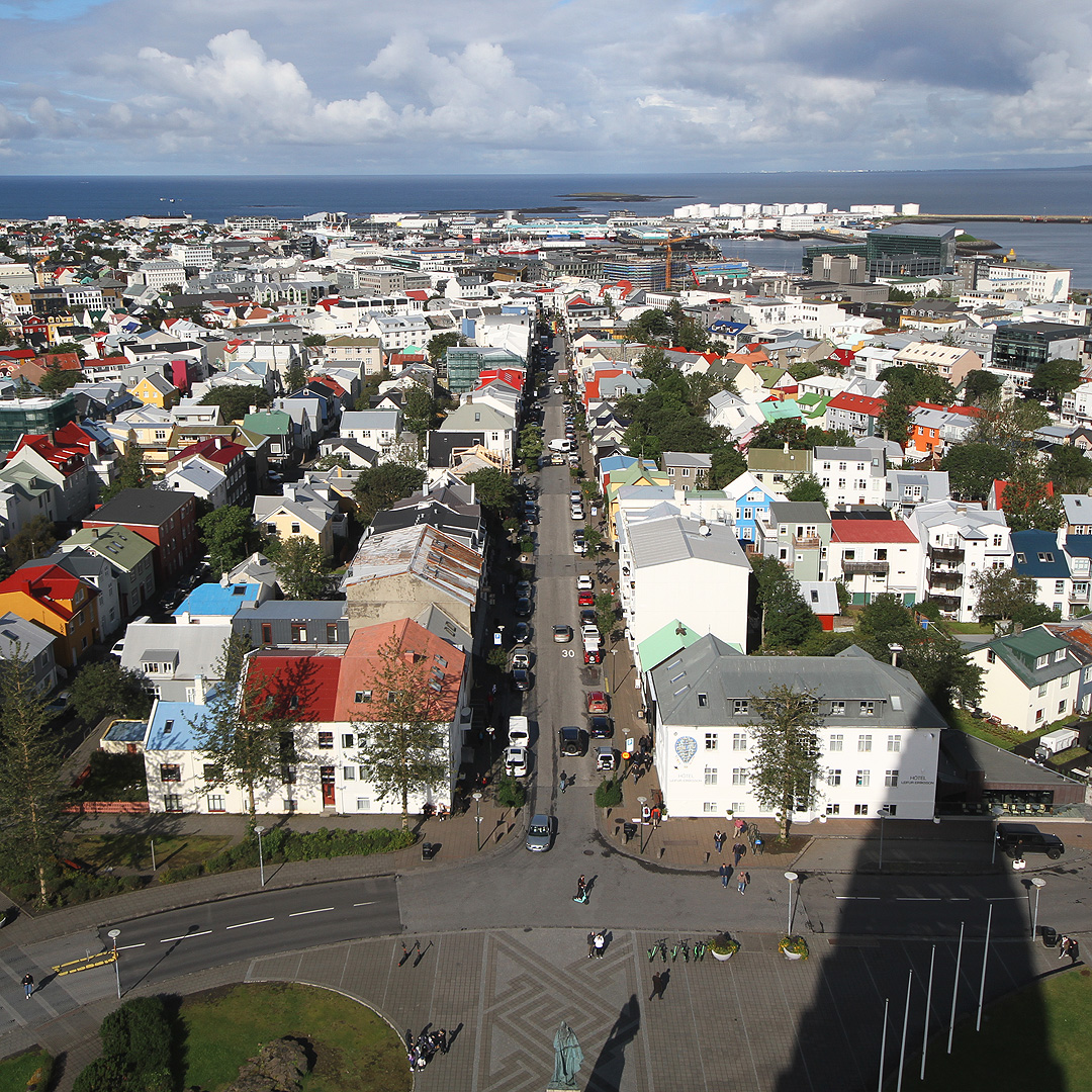 Tak vypadá dnešní Reykjavík, město s více než 140000 obyvateli, z věže kostela Hallgrímskirkja. Přešli jsme Island napříč, po dva týdny jsme viděli, slyšeli, cítili a místy i polykali kamení, ale přežili jsme a odměnou nám bylo tohle krásné rozloučení s předposledním evropským státem, který jsem navštívil.