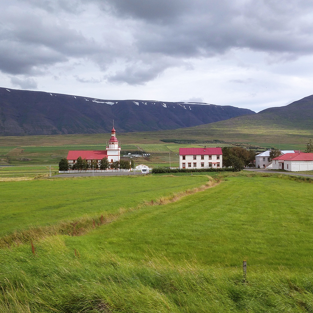Kostel Grundarkirkja slouží obyvatelům okolních domků roztroušených po údolí. V podstatě jde o poslední známky civilizace na příští více než týden.