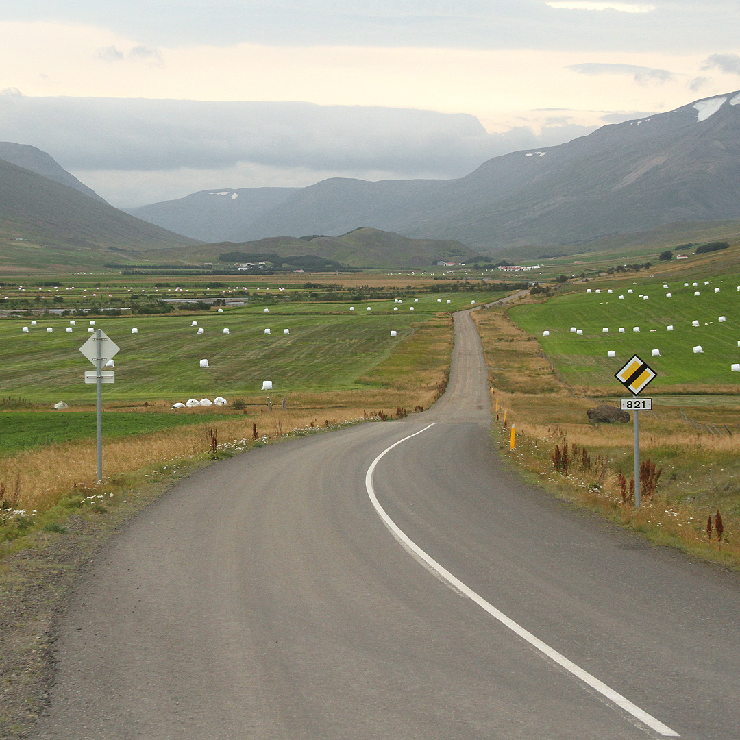 Čtvrtý den cesty jsme dorazili na konec cesty. myšleno té asfaltové. Zatím jsme ale stále ještě v relativním bezpečí horského údolí. Na hřebeni nás ten klid přejde.