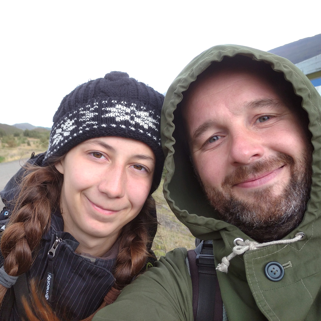 Na to, že je srpen, vypadáme nějak zimomřivě. Každý další výškový metr pro nás znamenal silnější a silnější protivítr. Zpočátku jsme si mysleli, že jde jen o výkyv počasí, po několika dnech chůze proti prudkému vichru, který zvedal jemný štěrk z pouště a zapichoval nám ostré kamínky do oblečení, kůže i očí, jsme pochopili, že tohle bude drsnější, než jsme čekali.