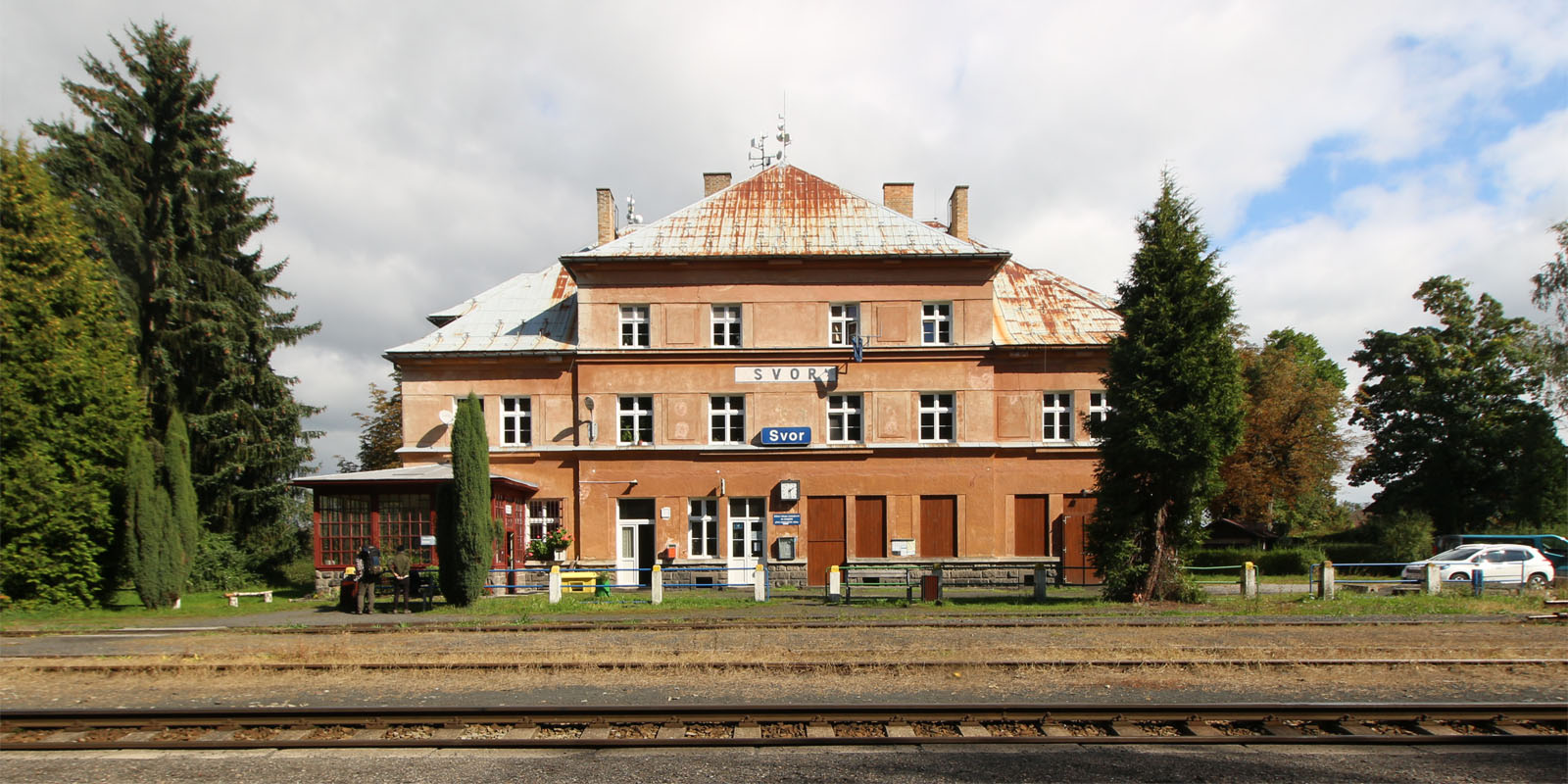 <a href="/Tema/Svor (žst)">Železniční stanice Svor</a>, kdysi uzlová stanice, odkud odbočovala dráha do Cvikova a Jablonného v Podještědí.