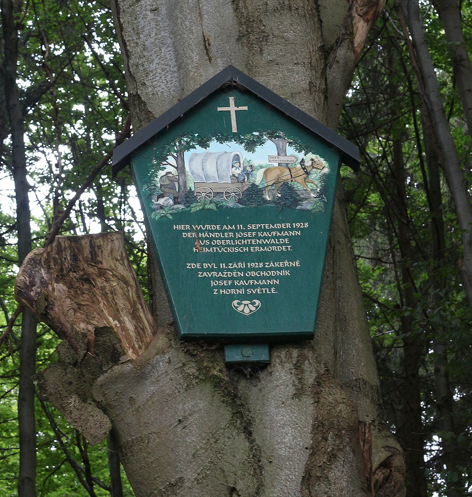 Lužické hory jsou, podobně jako hory Jizerské, poseté pomníčky a obrázky připomínajícími tragické události. jako třeba Kaufmannův obrázek, okolo kterého jsme prošli.