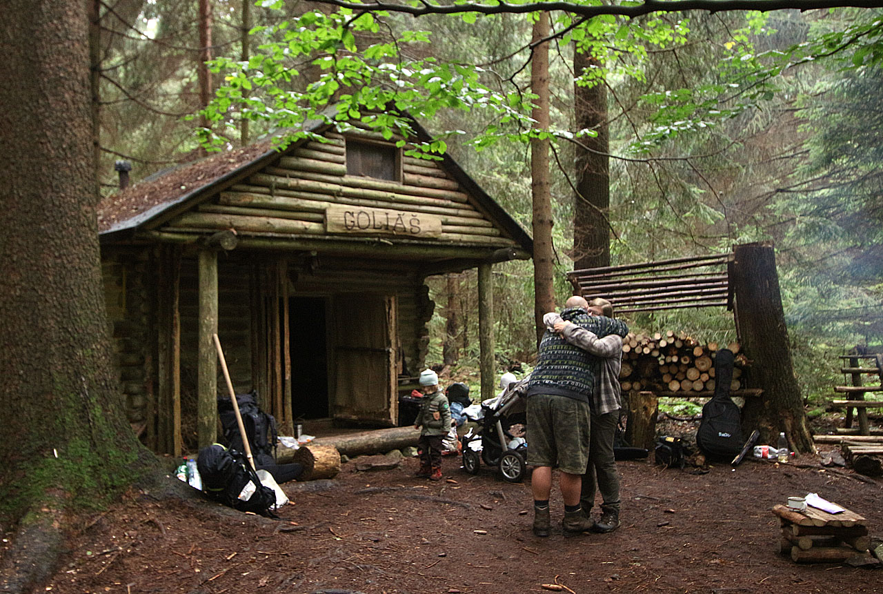 Srub Goliáš je krásníé místo uprostřed lesů ctící trampské tradice.