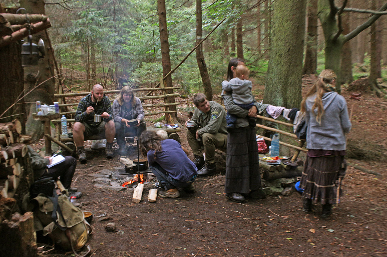 Společnou fotku nemáme, ale na téhle je nás většina. Pokud mně pamět slouží, chybím jen já (fotím), Přebral s Myšákem a malá Anička, která je možná skrytá za někým z nás. Z Doubravky jsou vidět jen nohy. .