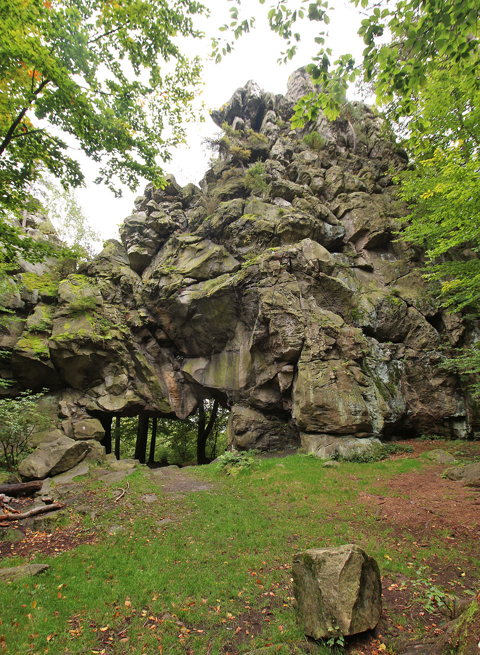 Když se přehnal večerní déšť zamířili jsme se podívat na zvláštní skalní hrad Milštejn, něktrými přezdívaný Milfštejn.