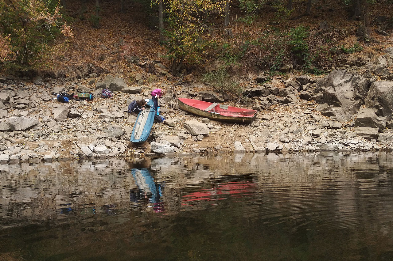 V oátek jsem dovezli nafukovací lodě vlakem, autobusem a na zádech do staré dobré zátoky a vpředvečer je ještě stihli nafouknout a spustit na hladinu jezera.
