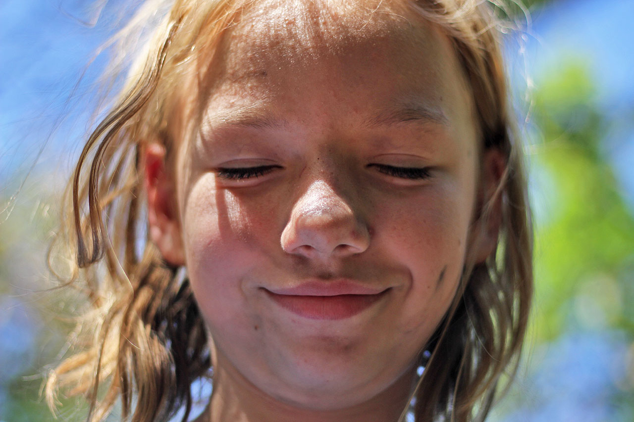 Do sbírání smůly a výroby fagule se někteří vrhli s vervou takovou, že se u toho docela ušpinili.