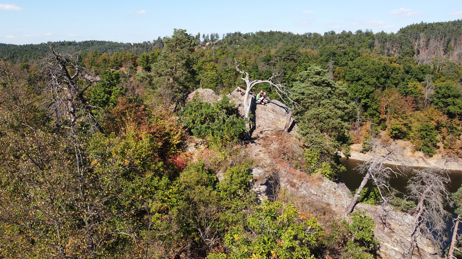 Oběd na vyhlídce nad jezerem.