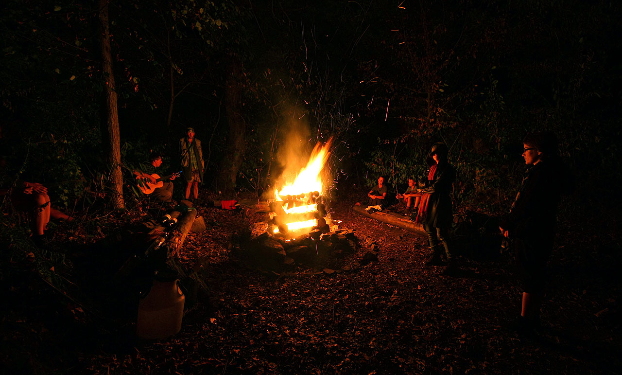 Tóny písní a kytar se nesou nad hladinou jezera. Jako každý rok, letos už potřinácté na Prasklém džbánu.
