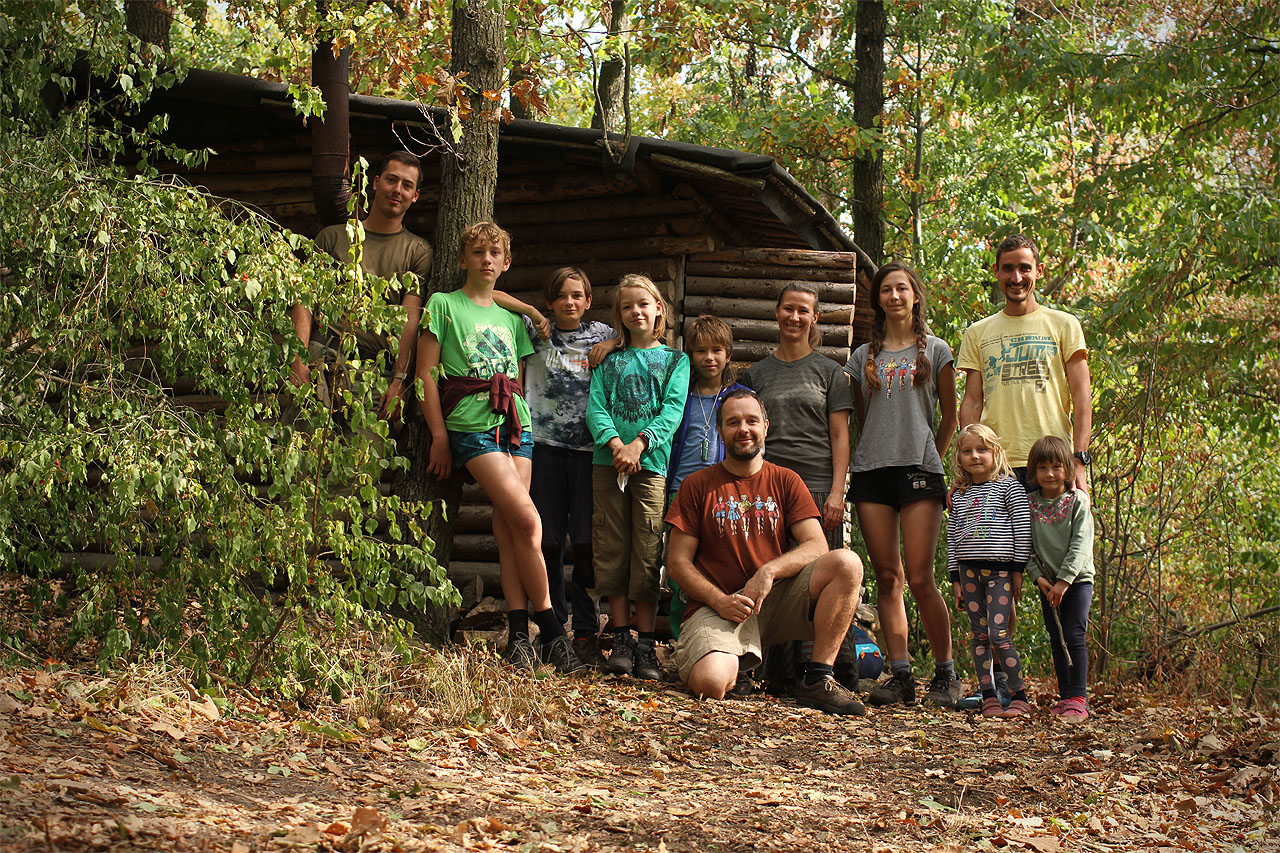 Sešlo se nás 12, ale Ježek zmizel v noci ze soboty na neděli, takže u srubu nás stojí už jen jedenáct.