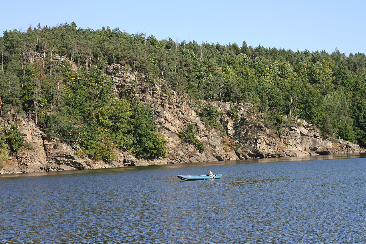 Na ostrov je totiž bez lodě poměrně těžké se dostat. To z něj dělá místo romantické a současně nepřelidněné. Jízda na Prasklý džbán na kanoi má svou neopakovatelnou romantiku.