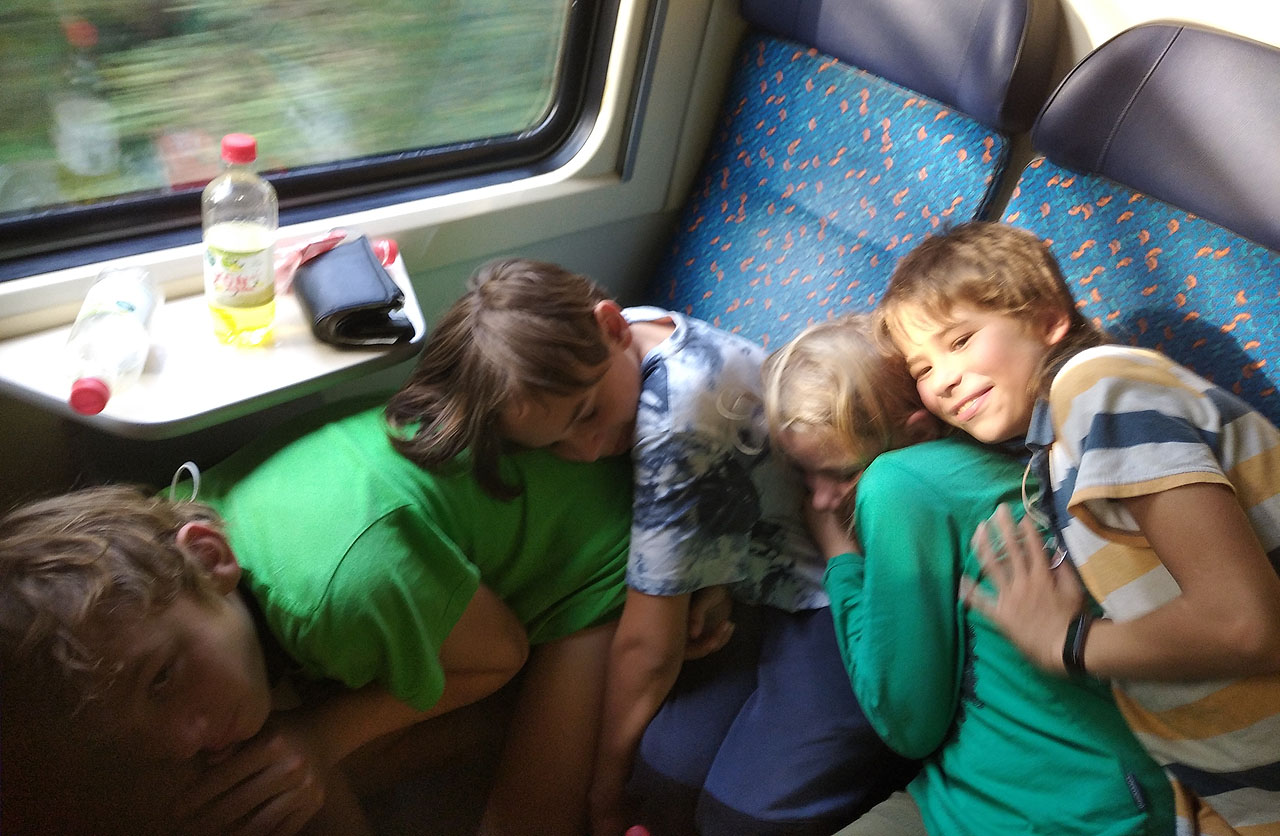 Naše děti jsou dobře stohovatelné, pročež jich do vlaku na zpáteční cestě vejde více, než se zdá.