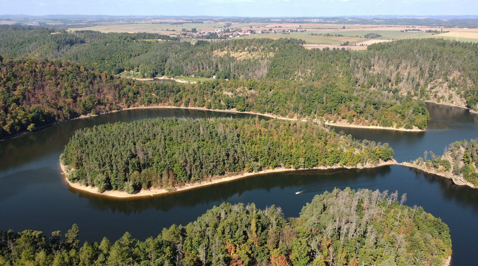 Letos jsme si mohli díky dronu prohlédnout ostrov i shora.