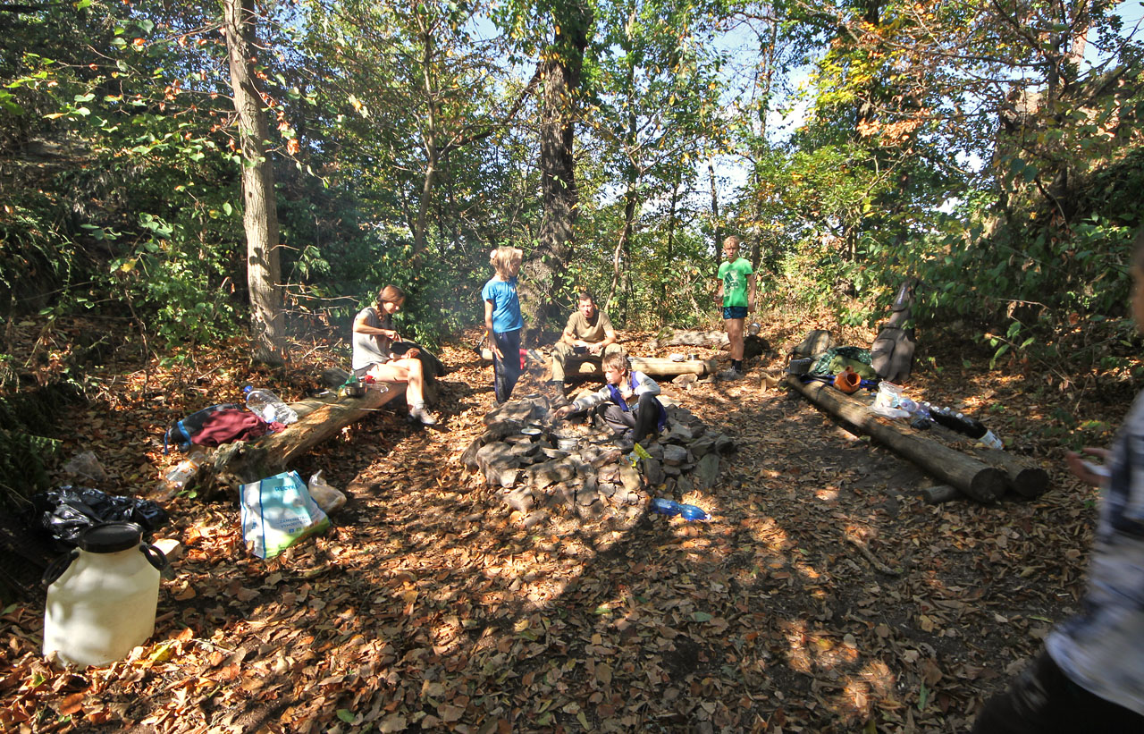 Celý víkend bylo krásně, a tak jsme se na nádvoří bývalého hradu pustili do vaření a přípravy večerního slavnostního ohně.