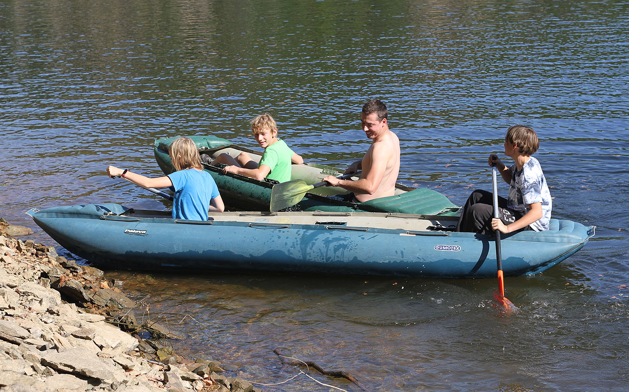 V sobotu nesměly chybět závody na lodích kolem ostrova.