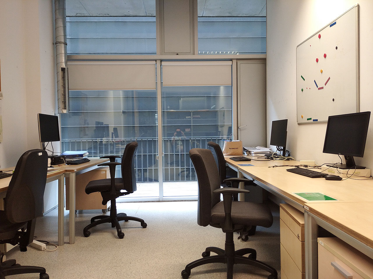 Tohle byla moje kancelář a stůl. Jako hostující výzkumník jsem měl bohužel nárok pouze na výhled do vnitrobloku.