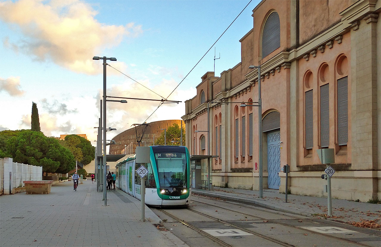 Kousek od kanceláře mám konečnou jedné ze dvou tramvajových linek, které zajíždí do centra města. Tramvaje se do Barcelony vrací po mnoha létech a zatím jde o dva navzájem nepropojené provozy spíš mimo hlavní centrum, kde jsou ulice příliš úzké (na normálněrozchodné vozy). Existují ale už plány na propojení obou tramvajových světů a další rozšíření na okraje města.