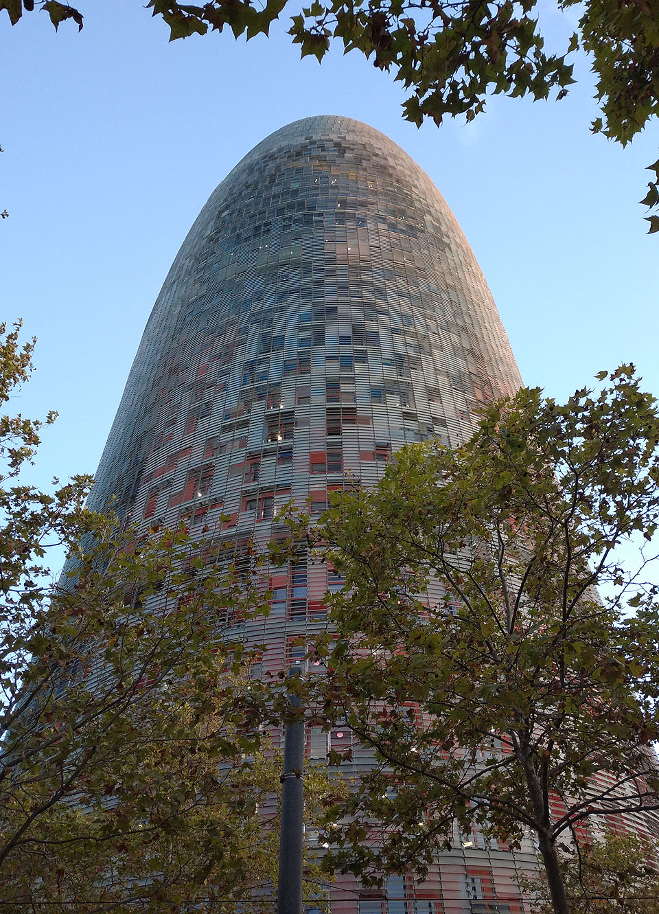 Barcelonská okurka neboli mrakodrap Torre Glòries byl postaven v roce 2005 jako Torre Agbar, nicméně v roce 2017 změnil jméno. Jeho červenomodrý plášť je složen ze skleněných desek, kteeré se natáčí podle teploty a směru slunečního svitu, aby teplo zadržovaly nebo naopak umožňovaly proudění ochlazujícího vzduchu.