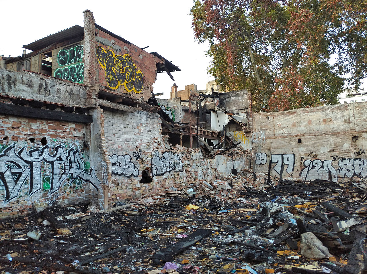 Opodál se na Plaça de les Glòries Catalanes bourají staré domky, aby uvolnily místo novému náměstí. Obecně to vypadá, že na opuštěné a zapomenutíé stavby a vůbec na všechny druhy zajímavých staveb bude tohle město dosti bohaté.