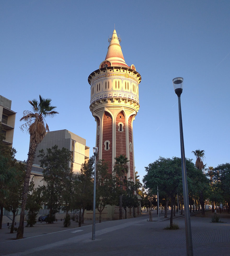 Vodojem Torre de les Aigües je dominantou parku de la Barceloneta, který mám od kanceláře na opačnou stranu.