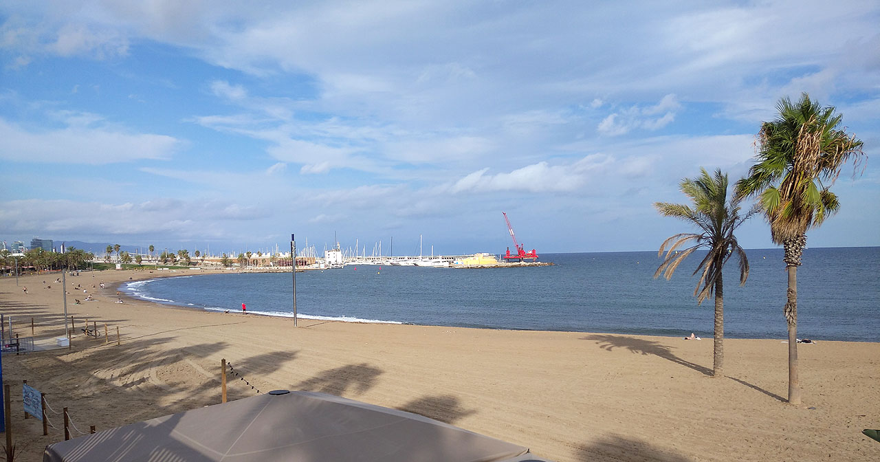 U nás v září už začínaly první mrazíky, v Barceloně ale ještě dlouho neskončí koupací sezóna.