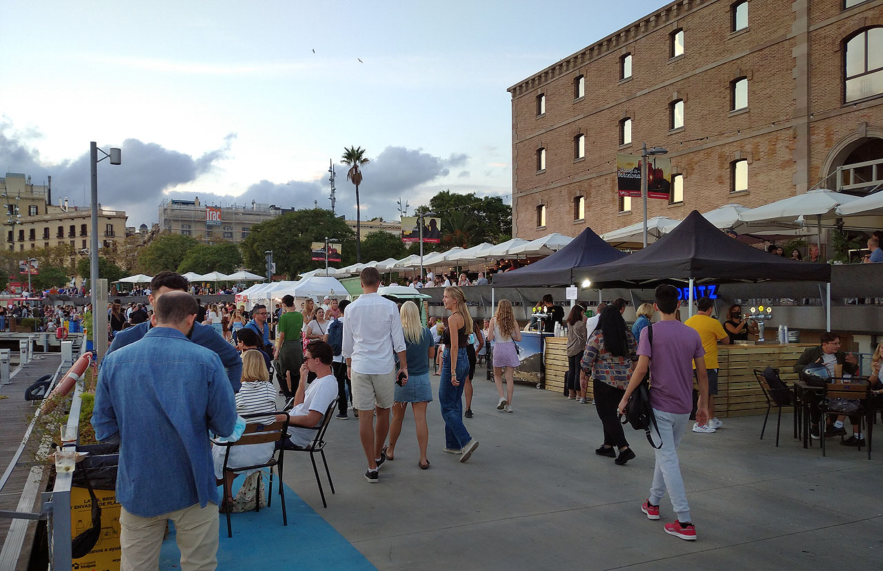 Hned po příjezdu mě kolegyně z kanceláře - dvě švýcarské doktorandky - pozvaly na festival rumů a cavy ve starém přístavu. Tak přeci jen se tu dá něco podniknout.