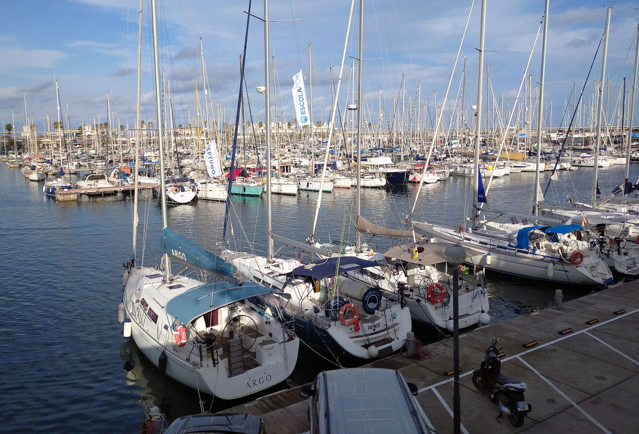 Starý přístav dnes slouží jako turistické centrum plné jacht malých…