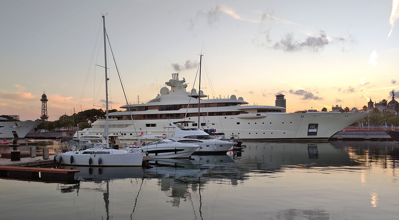 …ale i velikých jako jachta Al Raya, která patří bahrajnskému králi. Původně ale byla postavena pod názvem Dilbar pro Ališera Usmanova, jednoho z oligarchů, kteří mají nejblíže k Putinovi. V roce 2016 si ovšem nechal postavit ještě větší jachtu, opět nazvanou Dilbar (podle své matky), a původní dilbar byl přejmenován na Ona, později prodán bahrajnskému králi a přejmenován na Al Raya. Co na to říkají Rusové, tou dobou podle mzdy devátí nejchudší v Evropě, se mně zjistit nepodařilo, o Bahrajncích ani nemluvě.