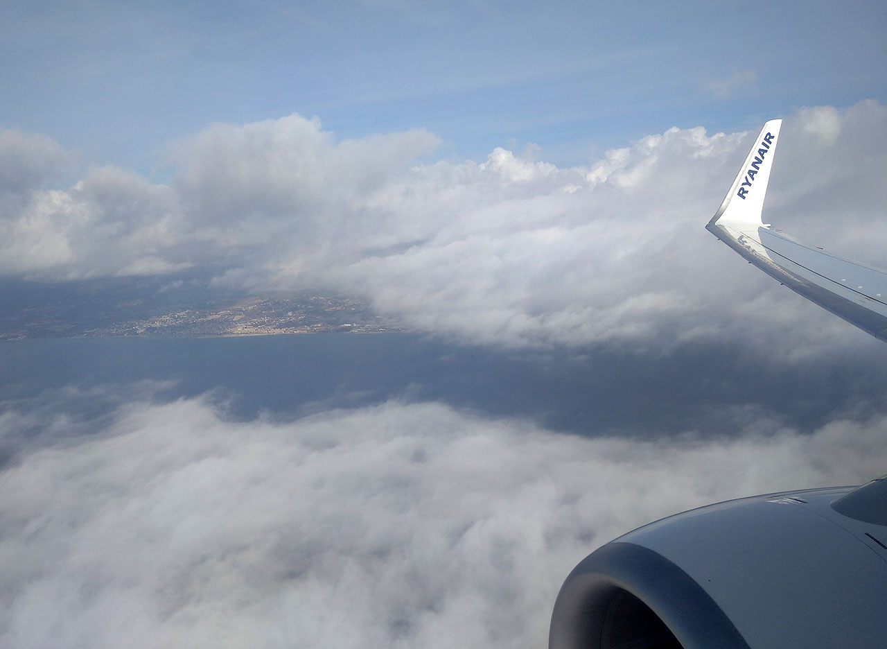 Přes Lamanšský průliv a celou Francii od severu k jihu si to druhým letem mířím přímo na barcelonské letiště El Prat (což je vlastně nesmysl, protože El Prat je na Barceloně nezávislé samostatné město, ale oficiálně se tak letiště jmenuje: Barcelona El Prat Josep Tarradellas Airport).